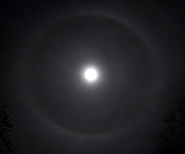 Эффект гало вокруг луны. Ташкент 5 марта 2012